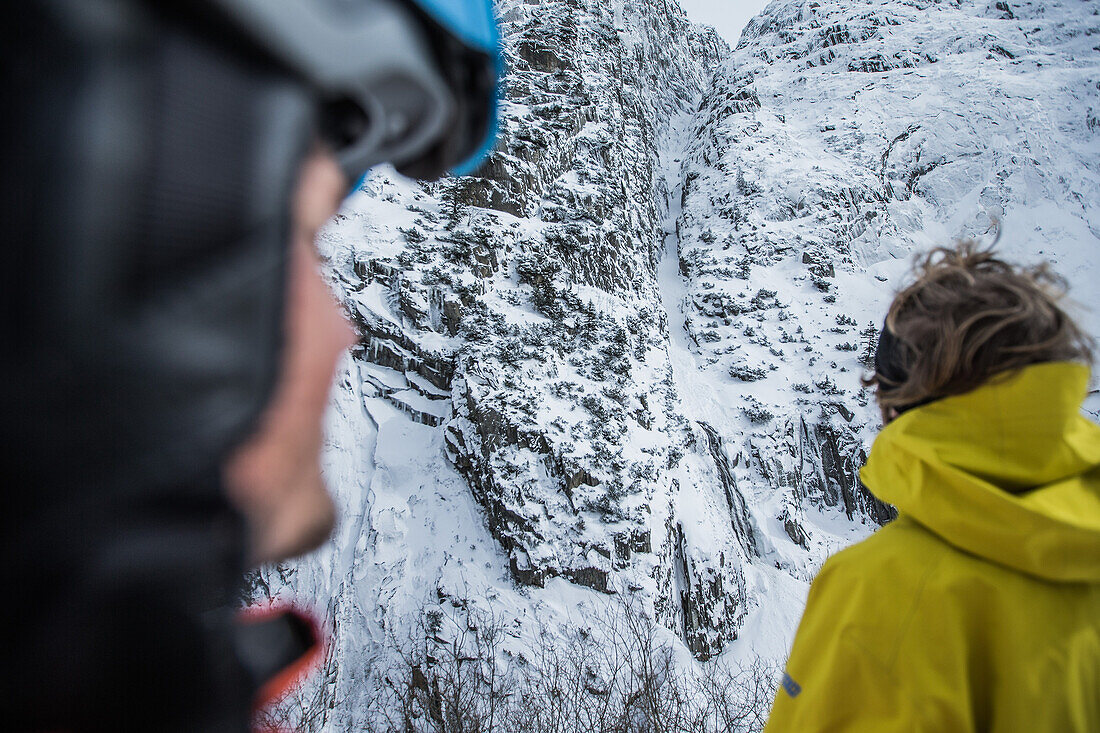 Zwei junge Skifährer planen ihre nächste Abfahrt in den Bergen, Andermatt, Uri, Schweiz