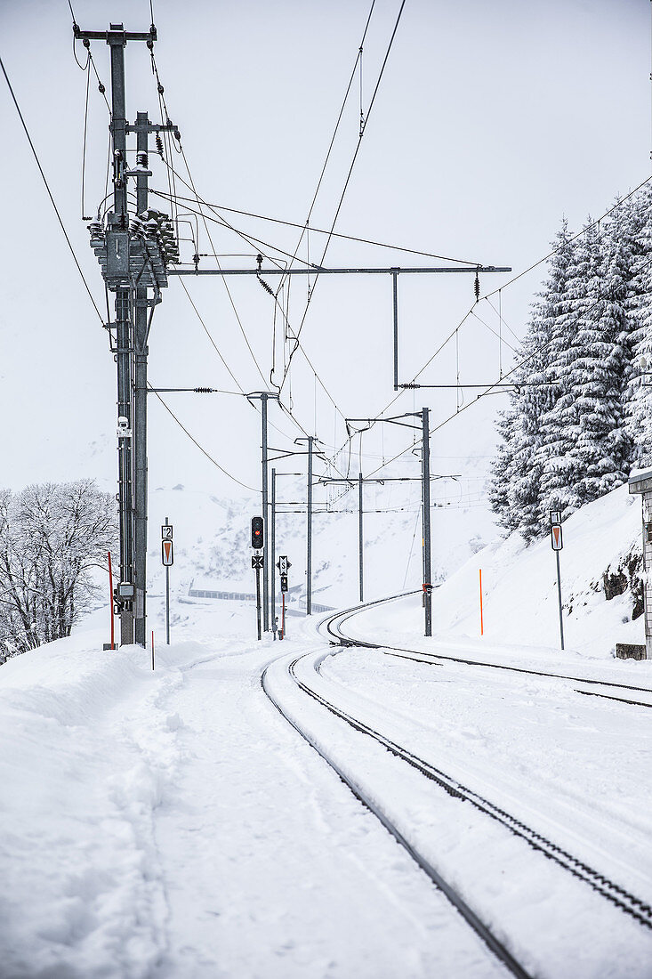 Schneebedeckte Eisenbahnschienen, Andermatt, Uri, Schweiz