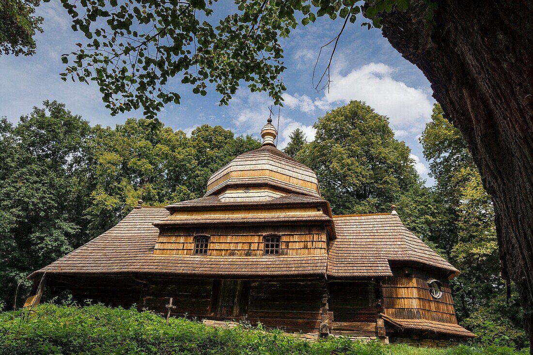 iglesia de madera, Ulucz, templo uniata construida en 1510-1659, valle del rio San, voivodato de la Pequeña Polonia, Cárpatos, Polonia, europe.