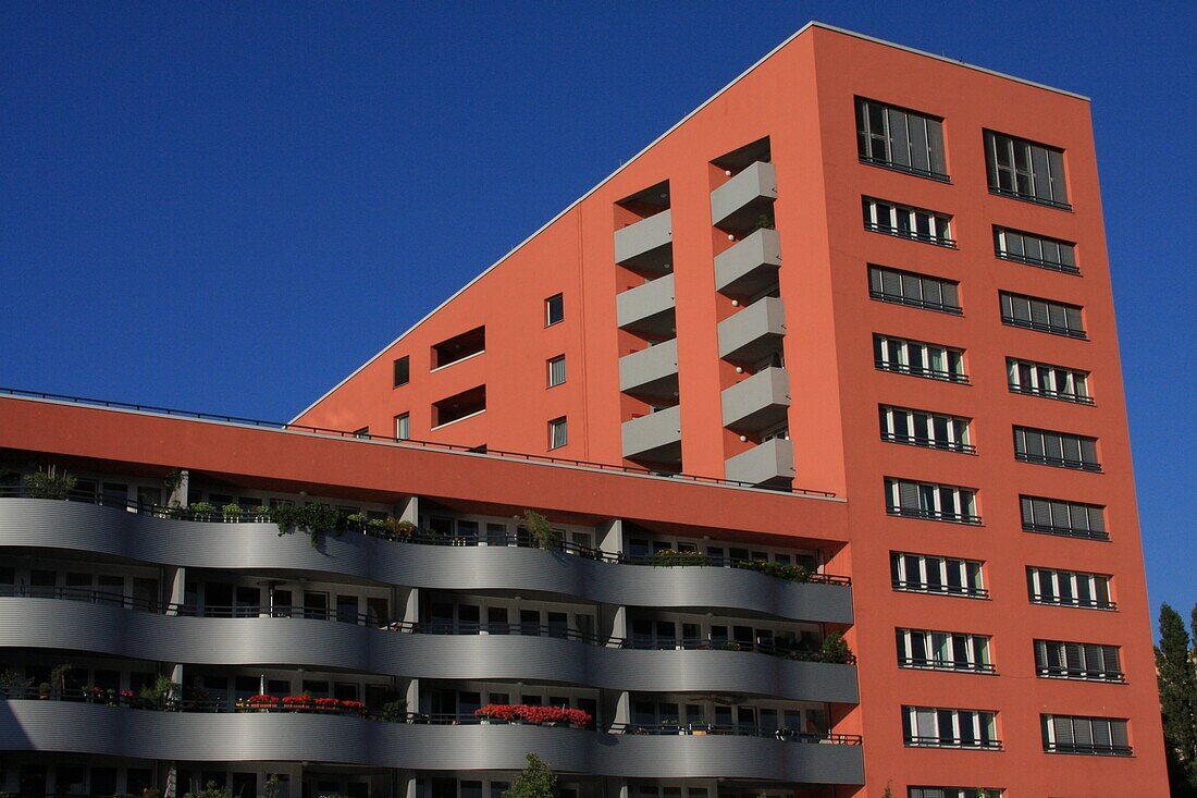 Roter Neubau an der Spree, Bezirk Mitte, Berlin, Deutschland