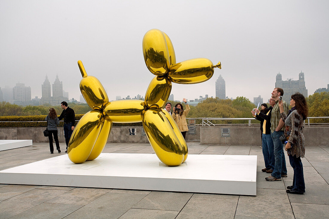 United States, New York, le MET, Metropolitan Museum of Art, Exhibition of the Artist Jeff Koons on the Museum Roof, Balloon Dog (Yellow) 1994-2000 and Visitors