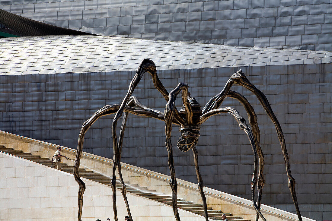 Spain, Biscaye Province, Spanish Basque Country, Bilbao, Guggenheim Museum (1997) by Canadian architect Frank Gehry, sculpture Maman by French artist Louise Bourgeois