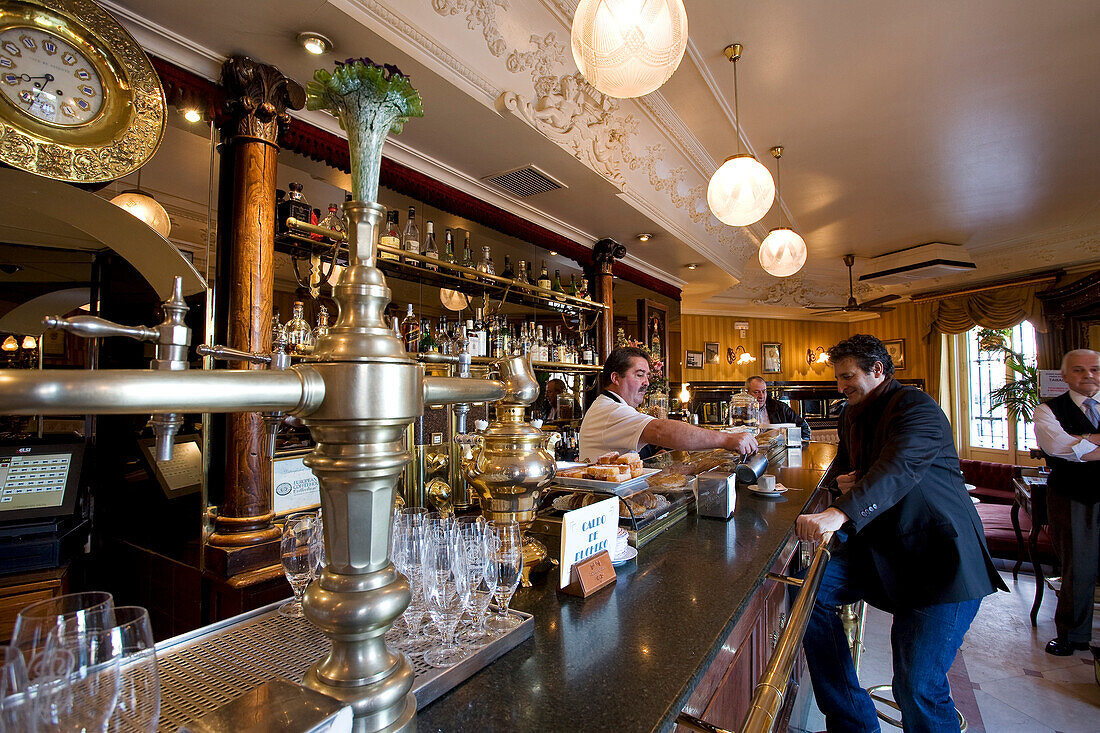 Spain, Madrid, bar of the Oriente Cafe