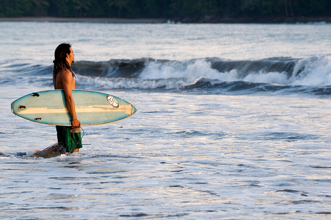 Costa Rica, Puntarenas Province, Manuel Antonio, surfer