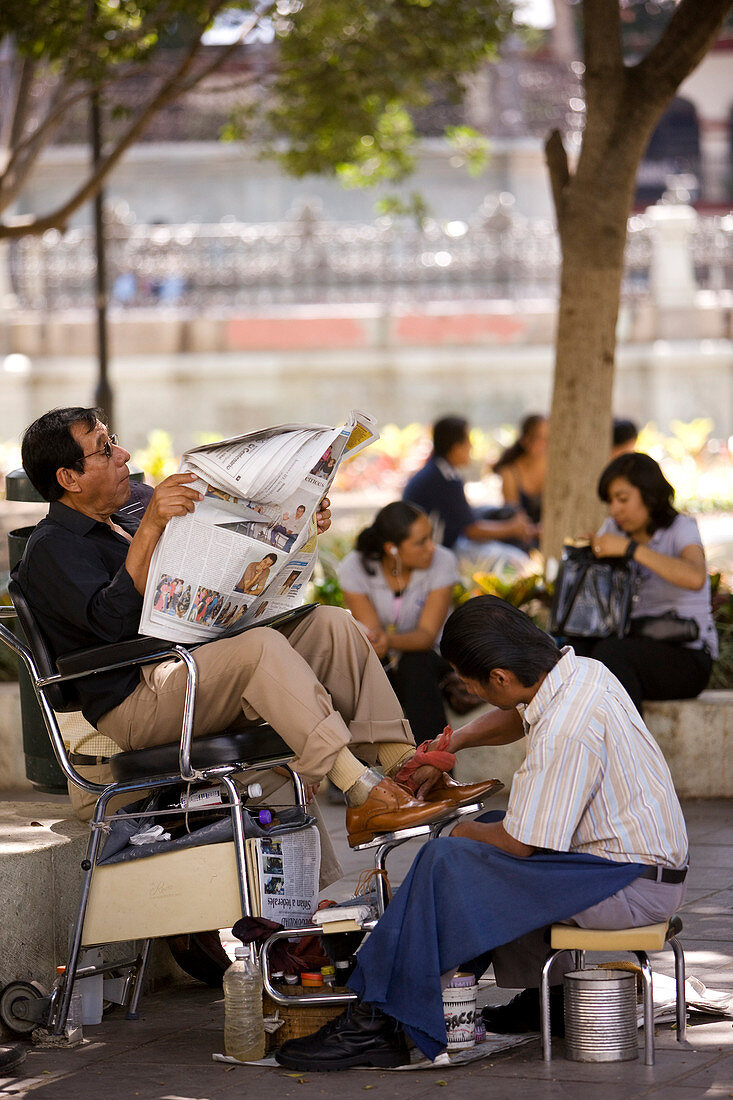 Mexico, Oaxaca State, Oaxaca City, Zocalo, shoe shiner