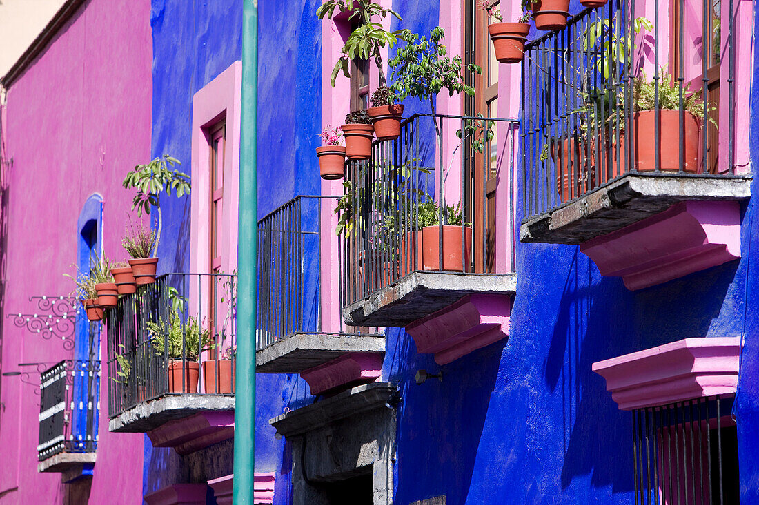 Mexico, Puebla State, Puebla, colonial historical center listed as World Heritage by UNESCO, colored house, Calle 6 on 71