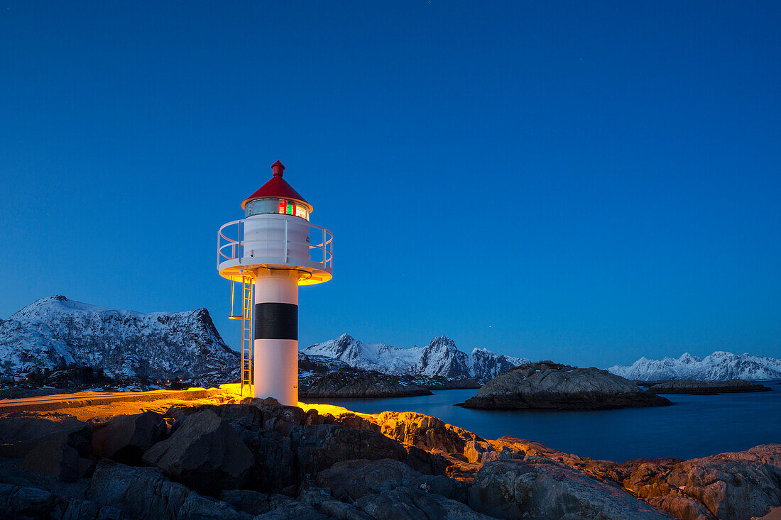 Leuchtturm von Kabelvag in der Abenddämmerung, Insel Austvagoya, Lofoten, Norwegen, Skandinavien, Europa