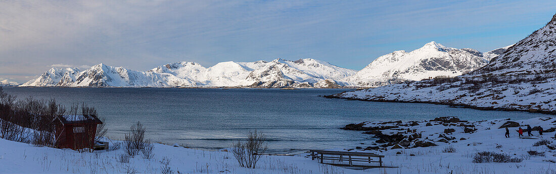 Rorvik Strand, Rorvika, Austvagoya, Blick auf die Berge von Vestvagoya, Henningsvaertraumen, Lofoten, Norwegen, Skandinavien, Europa