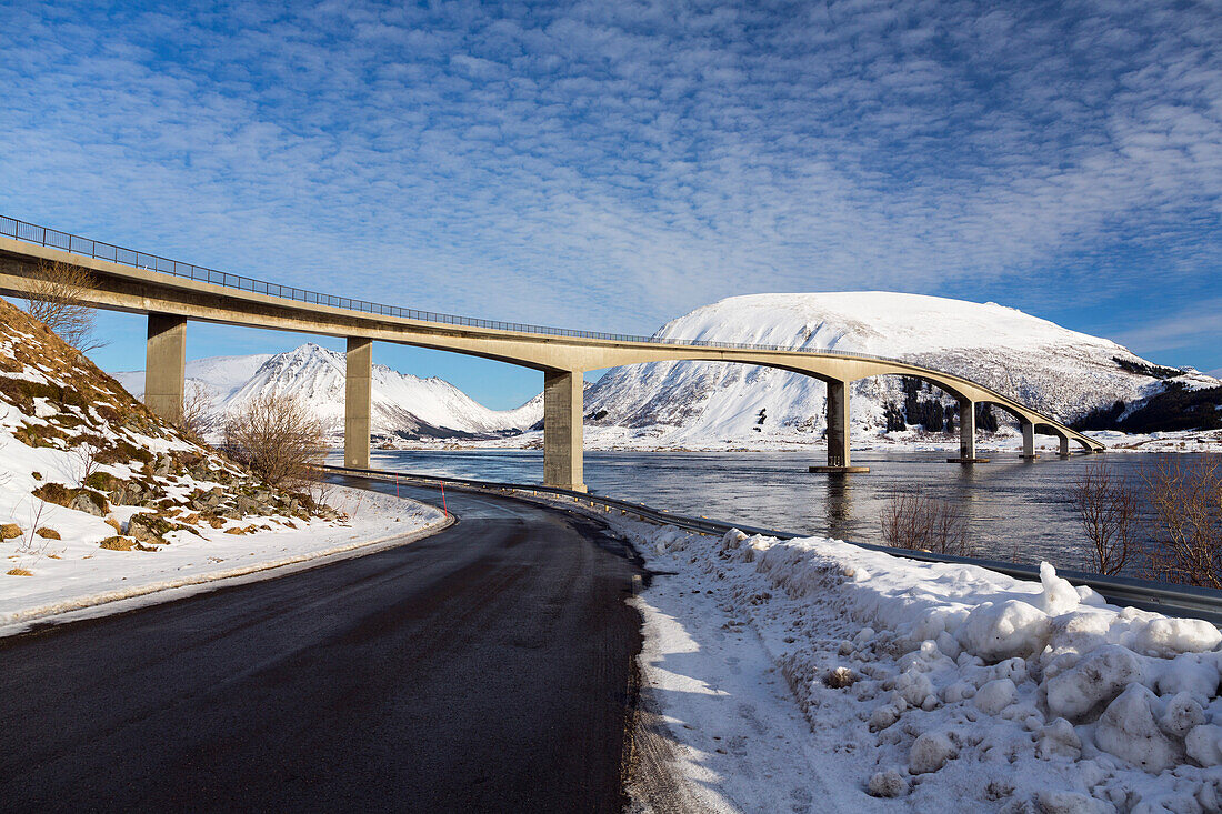 Gimsoystraumen-Brücke, Gimsoystraumen Meerenge zwischen Vestvagoya und Austvagoya, Blick auf Lyngvaer Fjell auf Austvagoya, Lofoten, Norwegen, Skandinavien, Europa