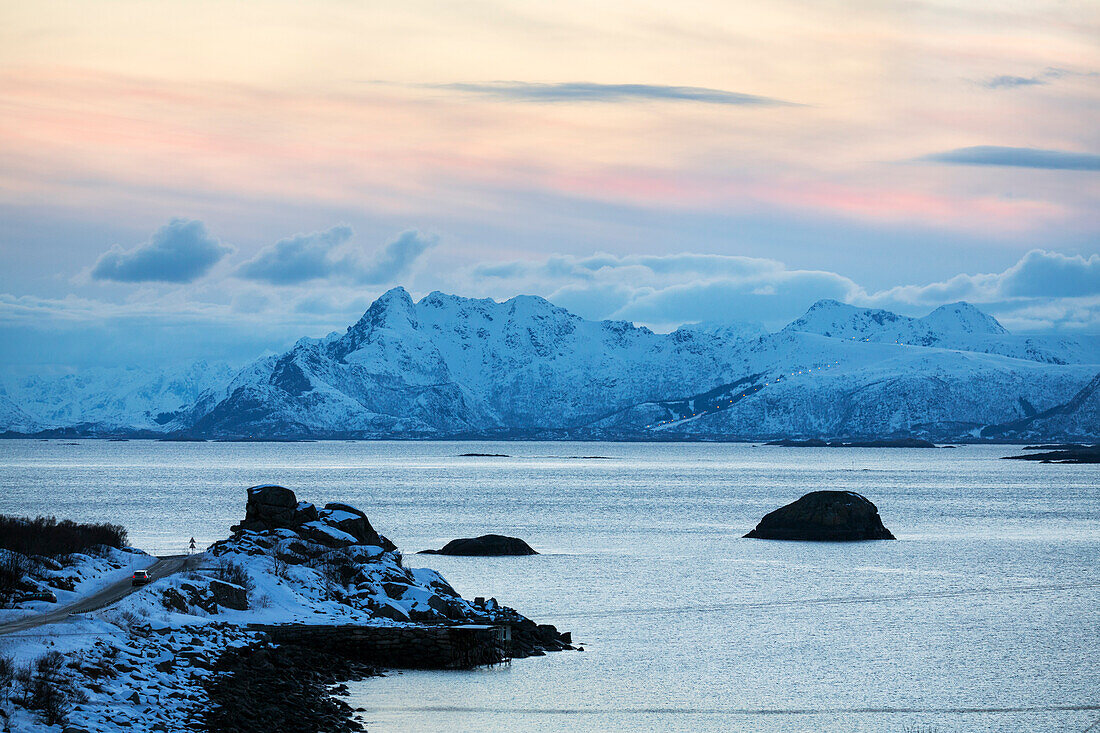 Blick von Rorvika auf die Berge von Vestvagoya, Lofoten, Norwegen, Skandinavien, Europa