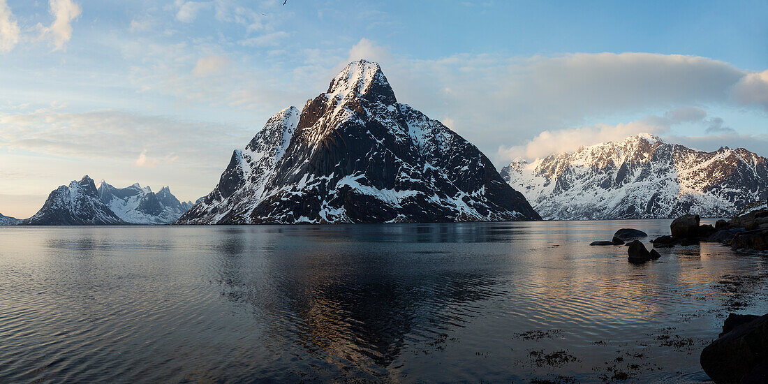 Kjerkfjorden bei Reine, Moskensoya, Lofoten, Norwegen, Skandinavien, Europa