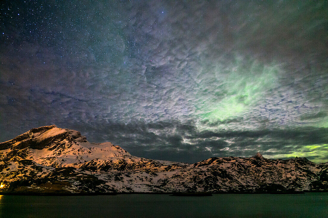 Nordlichter und Wolken, Aurora borealis, Flakstadoya, Lofoten, Norwegen, Skandinavien, Europa