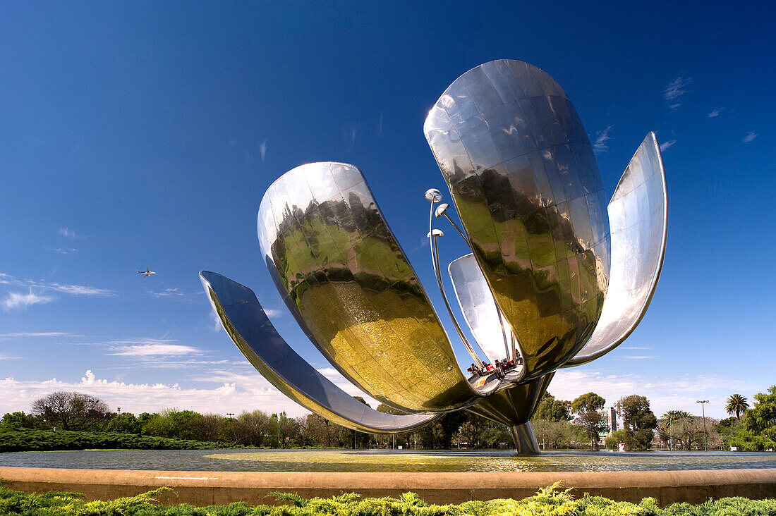 Argentina, Buenos Aires, Plaza naciones Unidas, Floralis Genetica, Eduardo Catalano sculpture