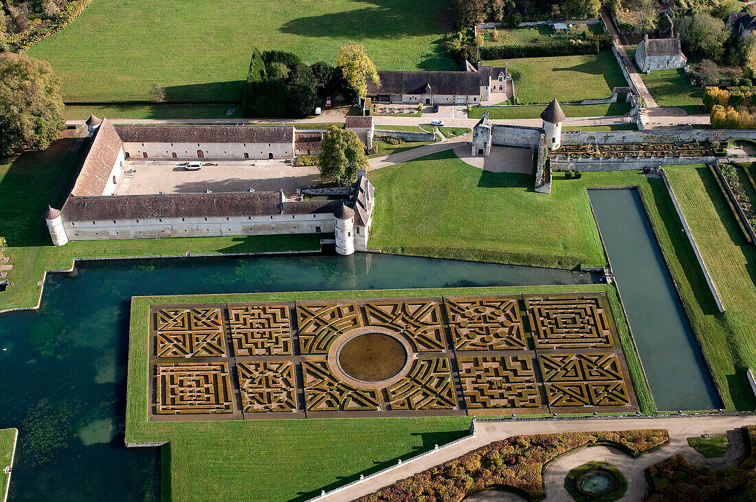 France, Val d'Oise, Chaussy, French Vexin regional natural park, Villarceaux Estate, Ninon de Lenclos Manor (aerial view)