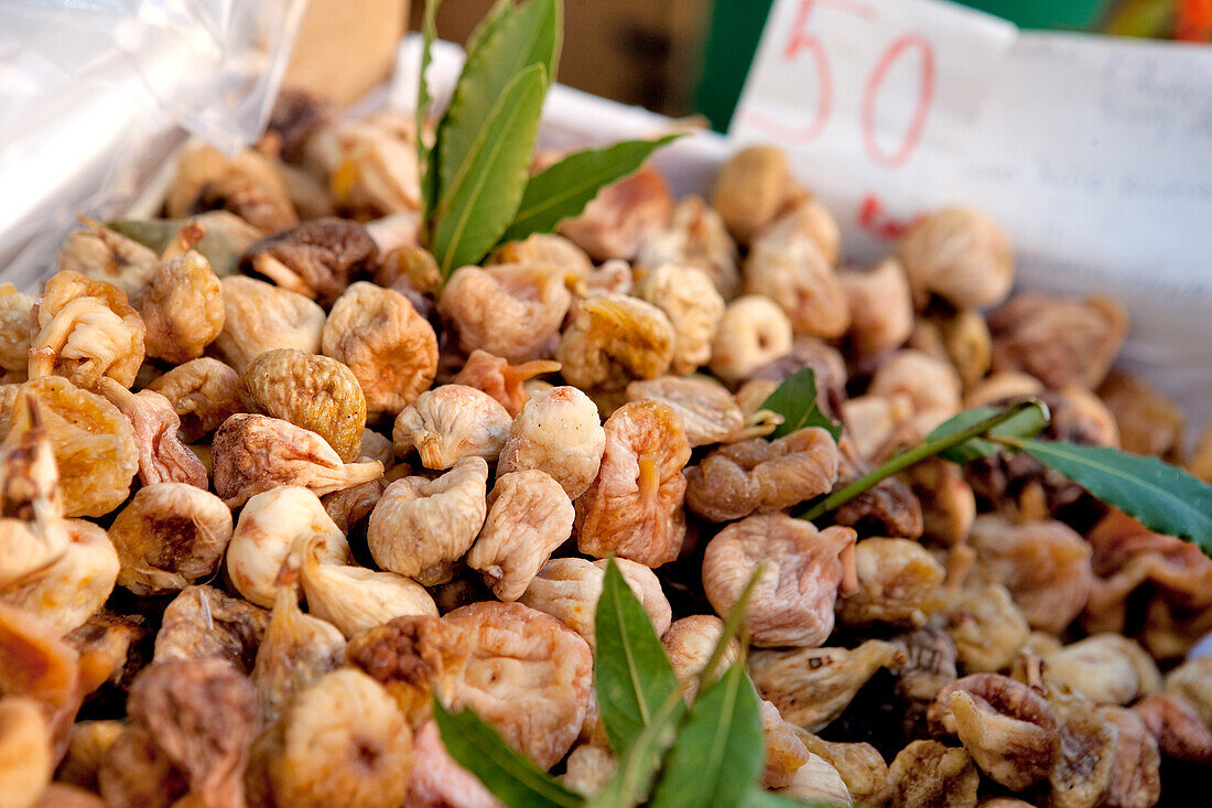 Croatia, Istria, Adriatic Coast, the village of Rovinj, figs on the market
