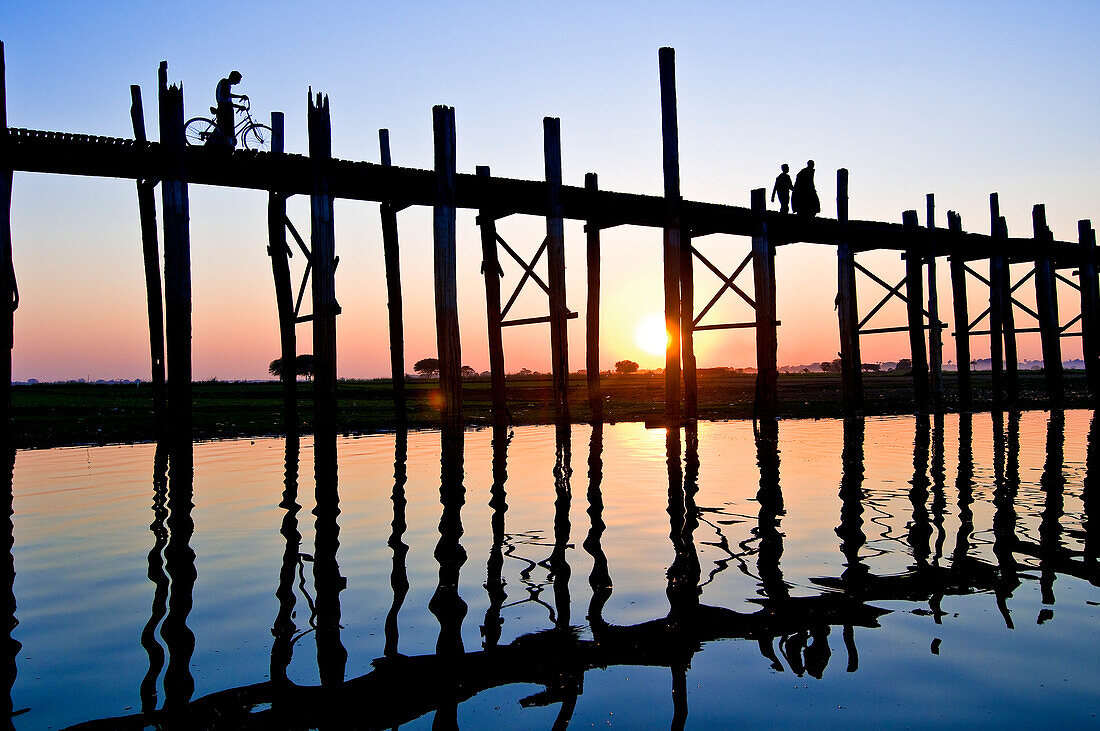 Myanmar (Burma), Mandalay Division, city of Amarapura, Taungthaman lake, U Pein bridge built in teak 200 years ago and considered to be the longest in the world (1200 metres)