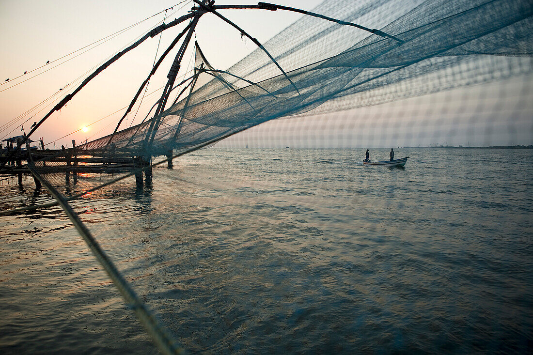 India, Kerala State, Kochi(Cochin), fishermen seen through the Chinese square dipping nets