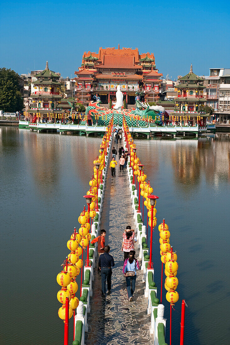 Taiwan, Kaohsiung, Lotus Pond, Enlightenment Temple along the lake