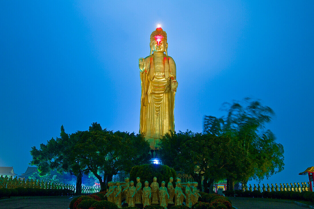 Taiwan, Kaohsiung District, Dashu, Fo Guang Shan Buddhist Monastery, the Great Buddha, 40 m high and surrounded by 480 Buddha statues