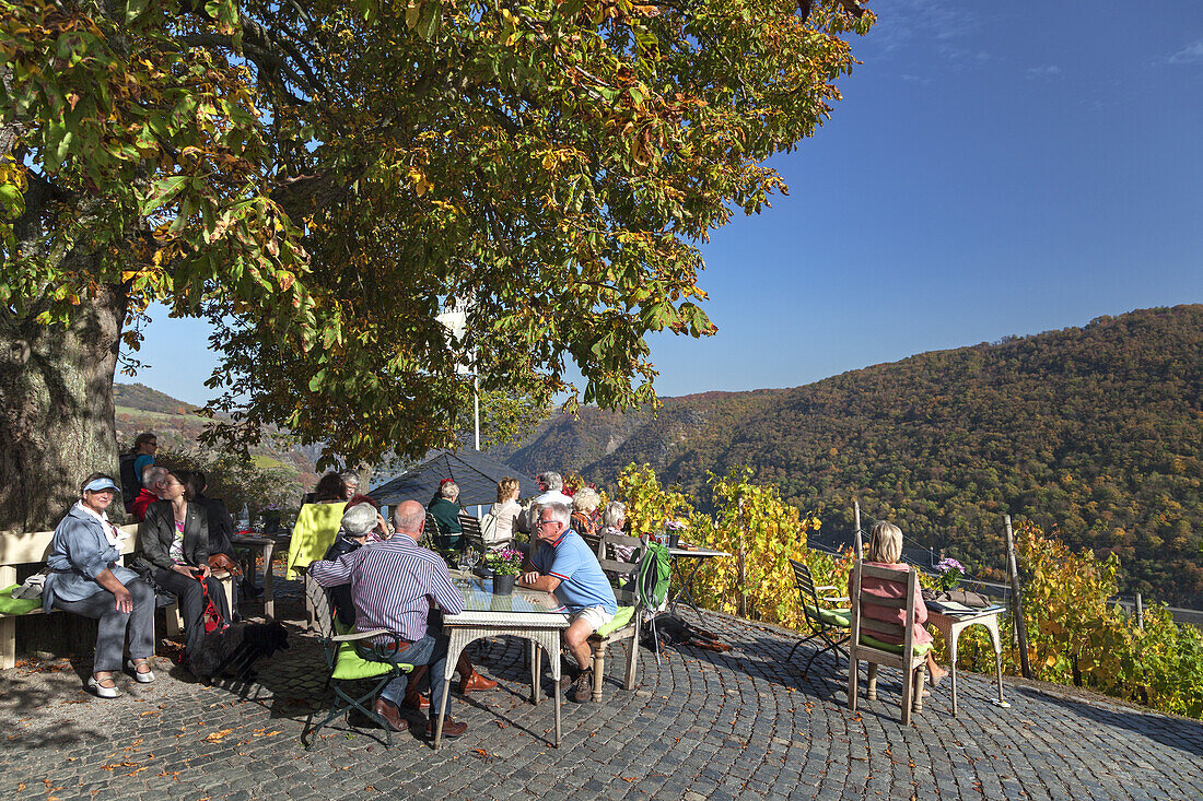 Restaurant im Günderodehaus oberhalb Oberwesel mit Aussicht auf den Rhein, Oberes Mittelrheintal, Rheinland-Pfalz, Deutschland, Europa