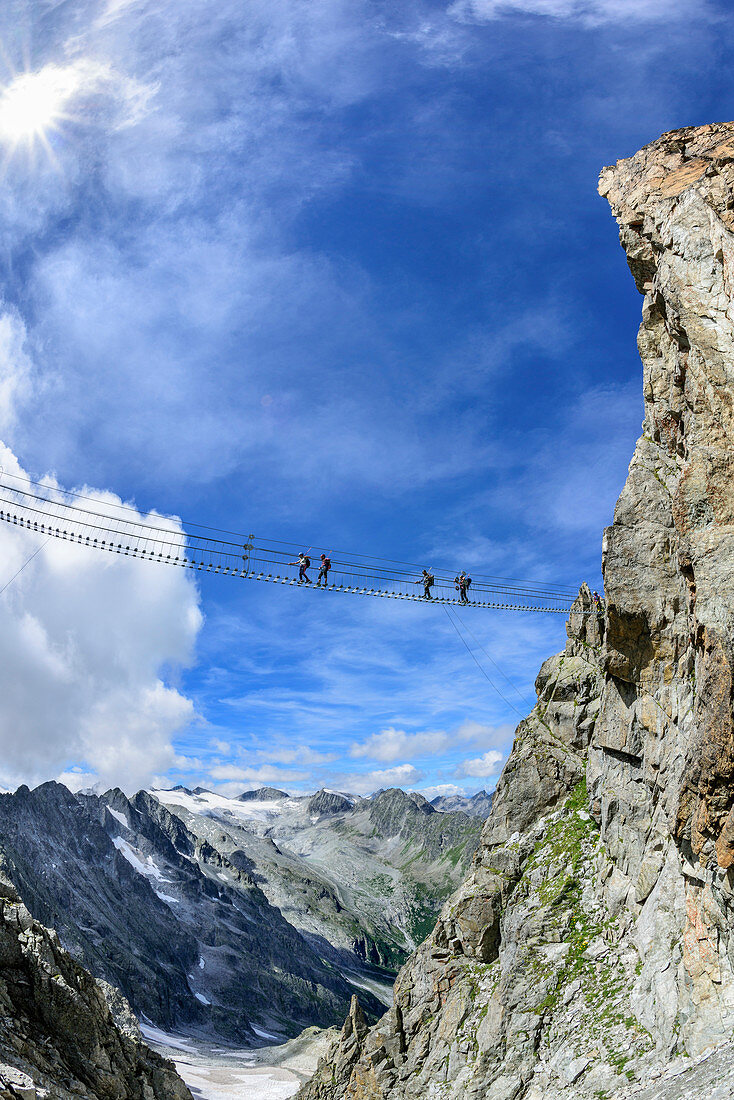 Mehrere Personen begehen große Hängebrücke am Klettersteig Sentiero dei Fiori, Sentiero dei Fiori, Adamello-Presanella-Gruppe, Trentino, Italien