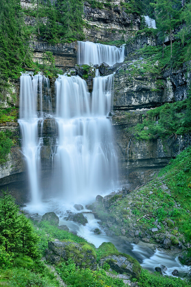 Wasserfall Cascata Vallesinella fließt über Felsstufe, Cascata Vallesinella, Vallesinella, Madonna di Campiglio, Brenta, Trentino, Italien