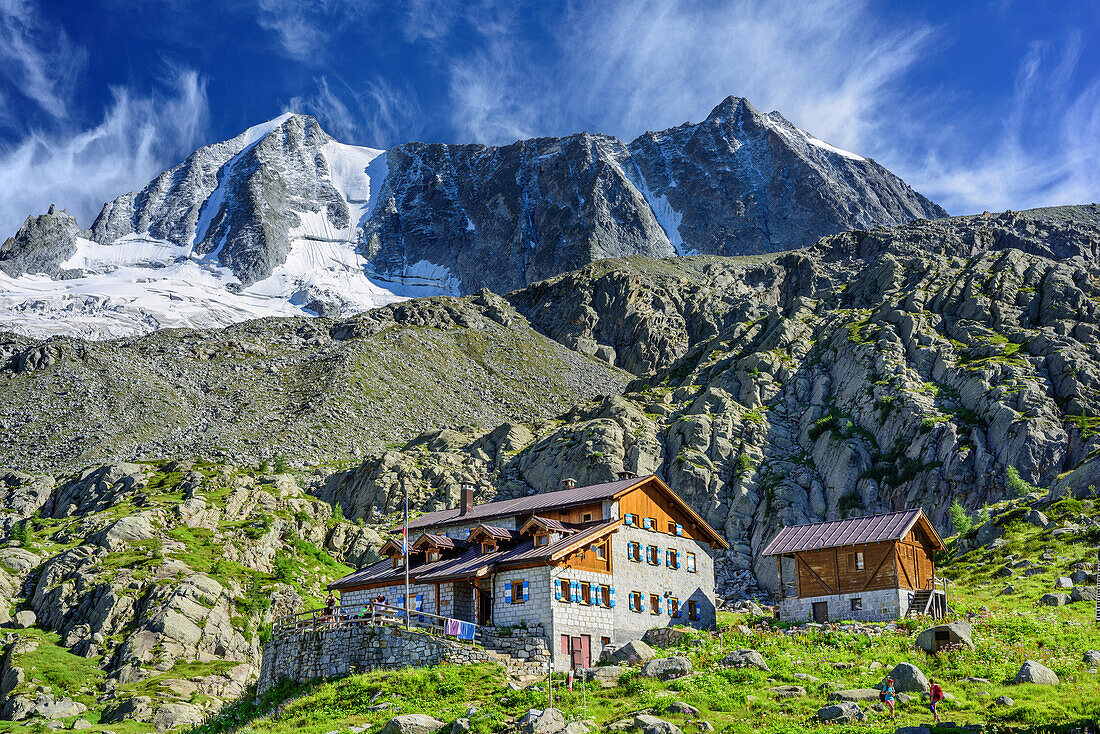 Hütte Rifugio Denza mit Cima Presanella und Cima di Vermiglio im Hintergrund, Rifugio Denza, Adamello-Presanella-Gruppe, Trentino, Italien