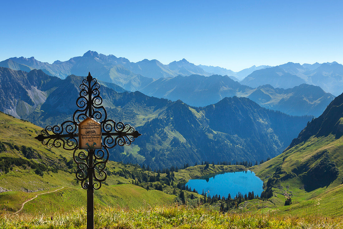 Wayside cross at Lake Seealpsee, at Nebelhorn, near Oberstdorf, Allgaeu Alps, Allgaeu, Bavaria, Germany