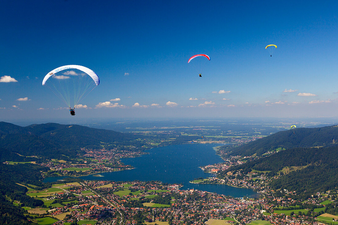 Paragliding mit Gleitschirmfliegern, Blick vom Wallberg auf Rottach-Egern am Tegernsee, Mangfallgebirge, Bayern, Deutschland