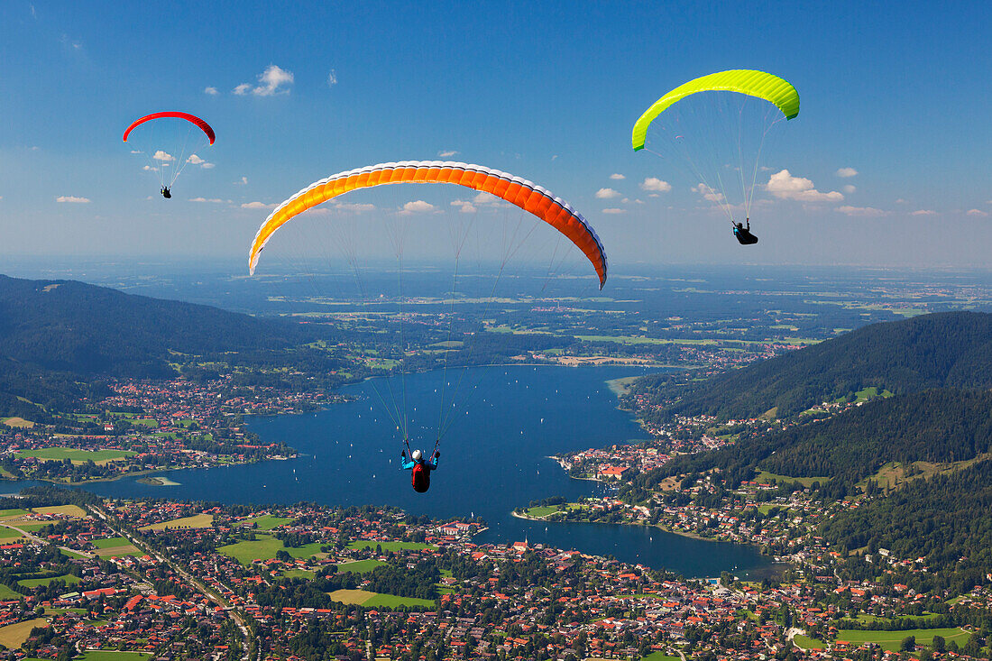 Paragliding mit Gleitschirmfliegern, Blick vom Wallberg auf Rottach-Egern am Tegernsee, Mangfallgebirge, Bayern, Deutschland