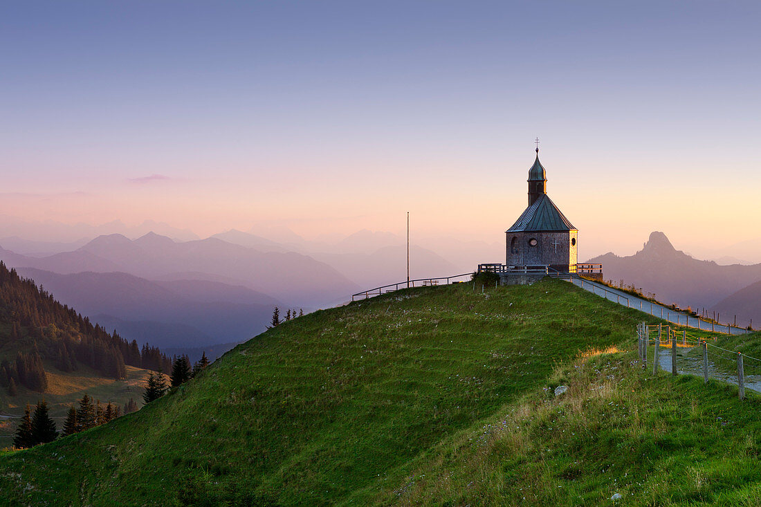 Kapelle auf dem Wallberg, Blick auf die bayrischen Alpen mit dem markanten Gipfel von Roßstein/ Buchstein, bei Rottach-Egern am Tegernsee, Mangfallgebirge, Bayern, Deutschland