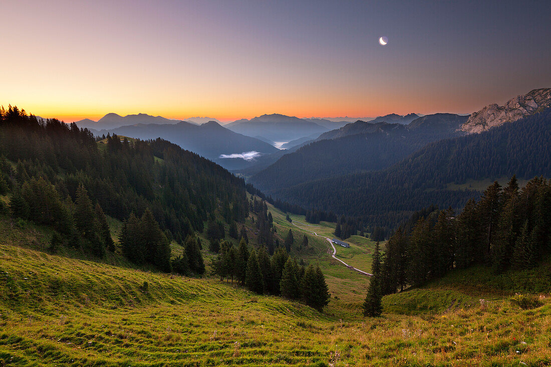 Blick vom Wallberg zu den österreichischen Alpen mit Wildem Kaiser und Hohen Tauern, Bayern, Deutschland
