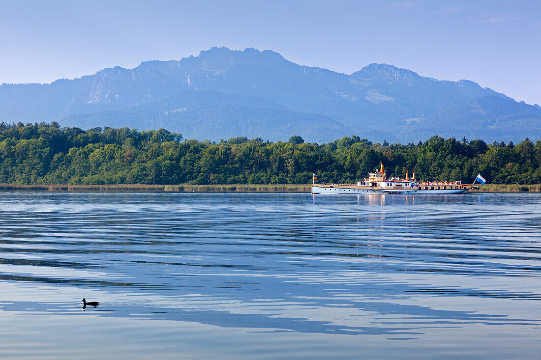 Schaufelraddampfer „Ludwig Fessler“ auf dem Chiemsee, bei Gstadt, Bayern, Deutschland