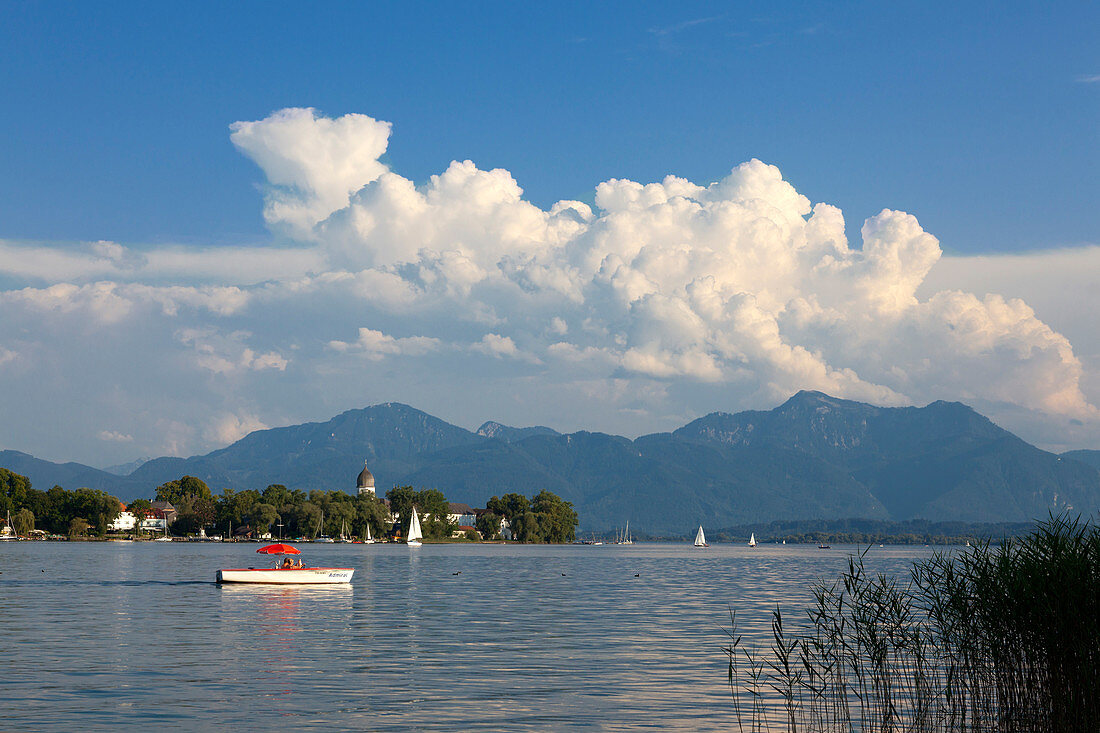 Blick über den Chiemsee zur Fraueninsel, bei Gstadt, Bayern, Deutschland