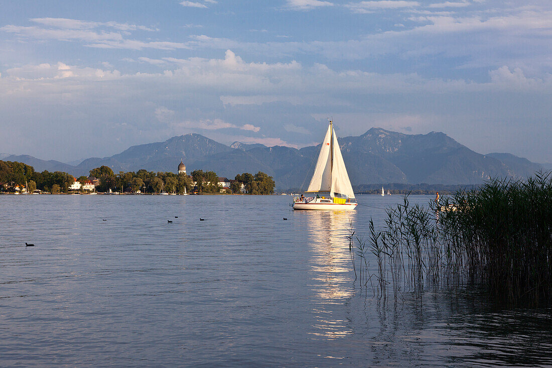 Blick über den Chiemsee zur Fraueninsel, bei Gstadt, Bayern, Deutschland