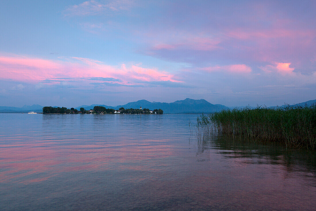 Blick über den Chiemsee zur Fraueninsel, bei Gstadt, Bayern, Deutschland