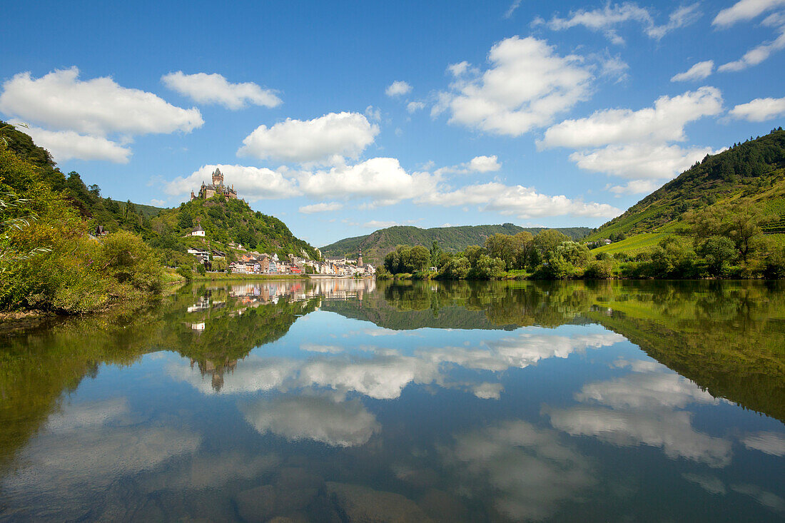Spiegelung im Fluss, Cochem, Mosel, Rheinland-Pfalz, Deutschland