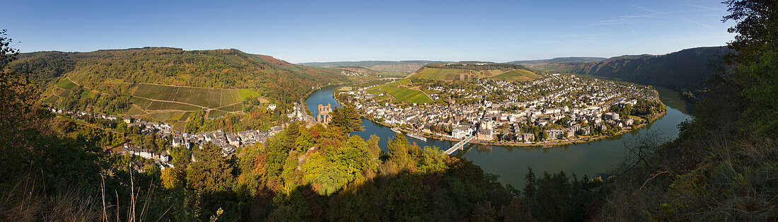 Panoramablick über das Kautenbachtal, die Grevenburg und die Moselschleife  bei Traben-Trarbach, Mosel, Rheinland-Pfalz, Deutschland