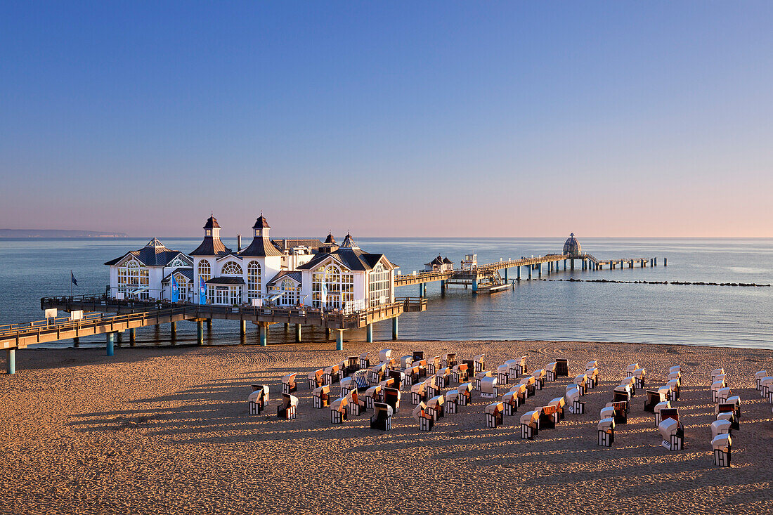 Seebrücke bei Sonnenuntergang, Sellin, Rügen, Ostsee, Mecklenburg-Vorpommern, Deutschland