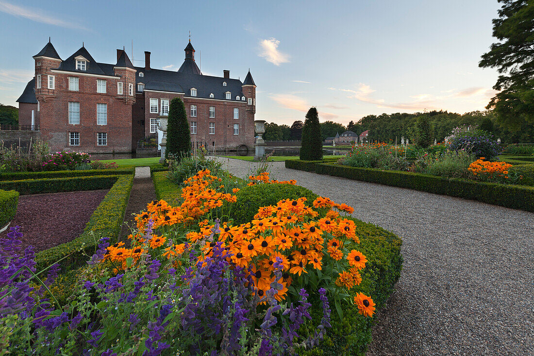 Park, Wasserschloss Burg Anholt, bei Isselburg, Münsterland, Nordrhein-Westfalen, Deutschland