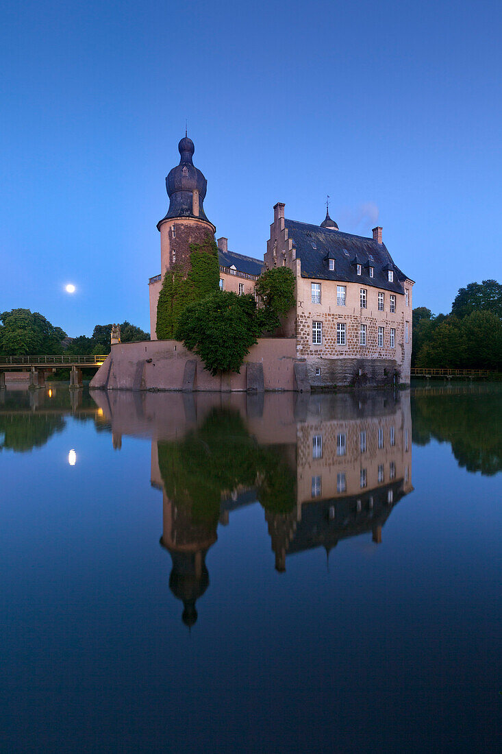 Mond spiegelt sich in der Gräfte, Wasserschloss Burg Gemen, Borken, Münsterland, Nordrhein-Westfalen, Deutschland