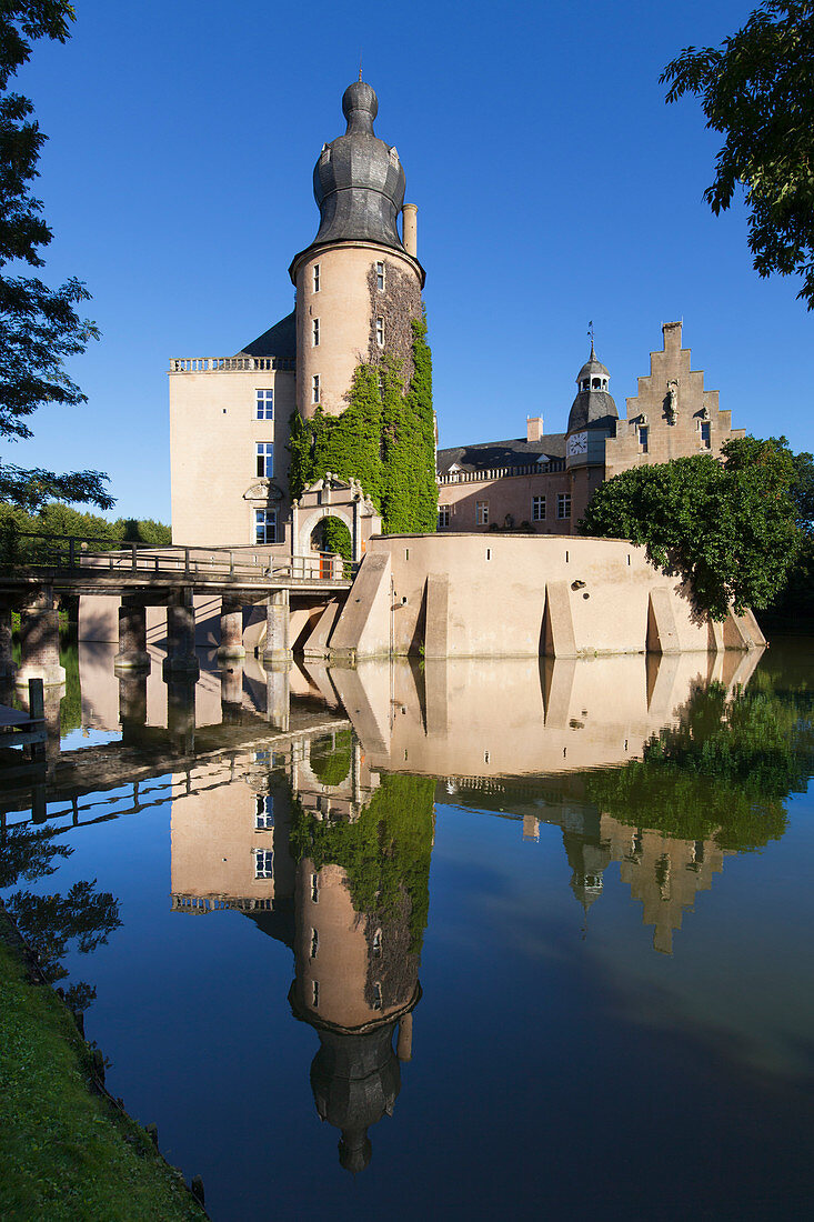 Gemen moated castle, Borken, Muensterland, North-Rhine Westphalia, Germany