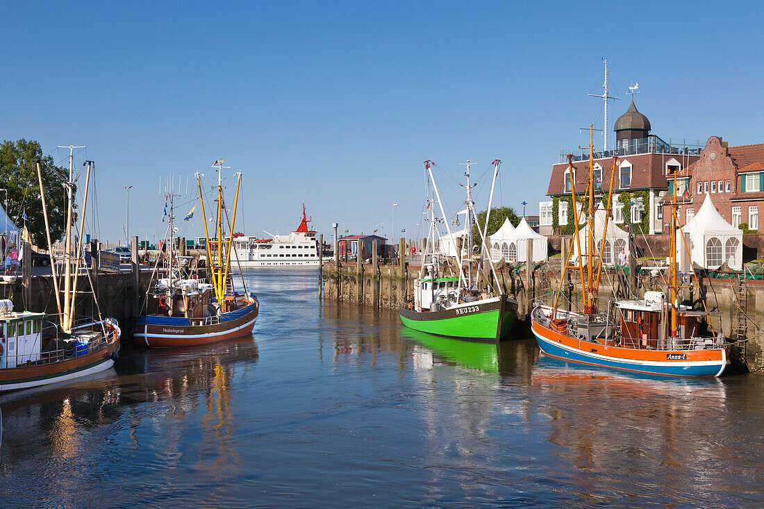 Krabbenkutter im Hafen, Neuharlingersiel, Ostfriesland, Niedersachsen, Deutschland