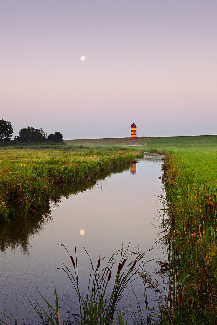 Leuchtturm Pilsum bei Vollmond, bei Greetsiel, Ostfriesland, Niedersachsen, Deutschland