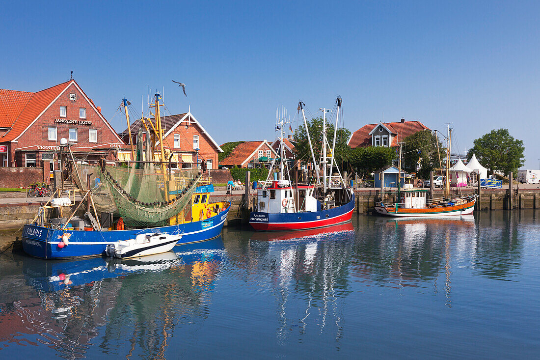 Krabbenkutter im Hafen, Neuharlingersiel, Ostfriesland, Niedersachsen, Deutschland