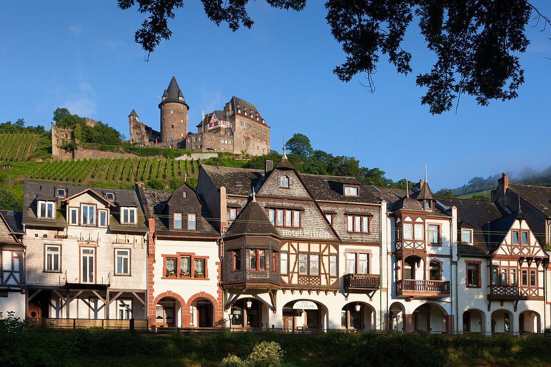 Fachwerkhäuser am Rheinufer, Blick zur Burg Stahleck, Bacharach, Rhein, Rheinland-Pfalz, Deutschland