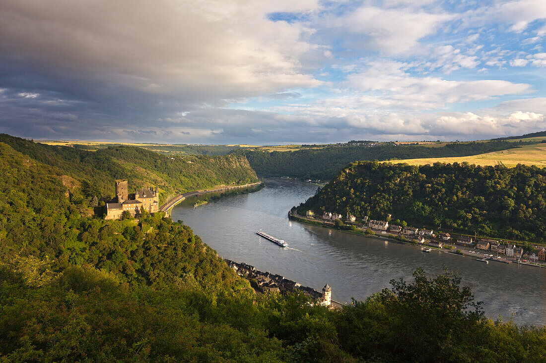 Blick vom Rheinsteig über Burg Katz zur Loreley, bei Sankt Goarshausen, Rhein, Rheinland-Pfalz, Deutschland