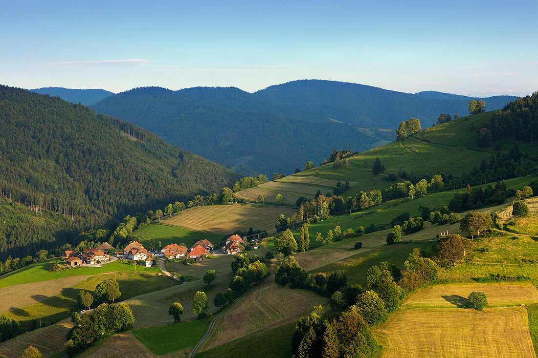 Blick vom Wiedener Eck auf den Ort Wieden, Münstertal, Südlicher Schwarzwald, Baden-Württemberg, Deutschland