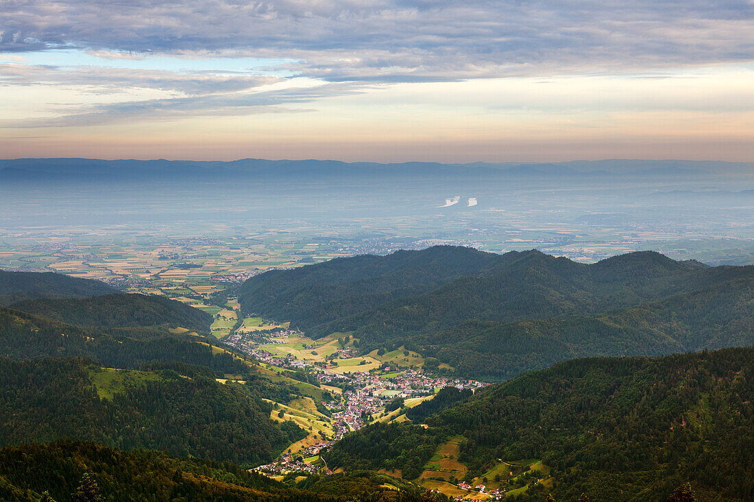 Blick vom Belchen über das Münstertal bis zur Rheinebene und den Vogesen, Südlicher Schwarzwald, Baden-Württemberg, Deutschland