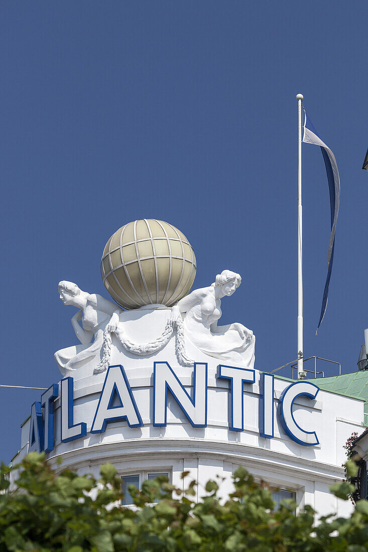 Weltkugel auf dem Hotel Atlantic Kempinsky, Hansestadt Hamburg, Norddeutschland, Deutschland, Europa